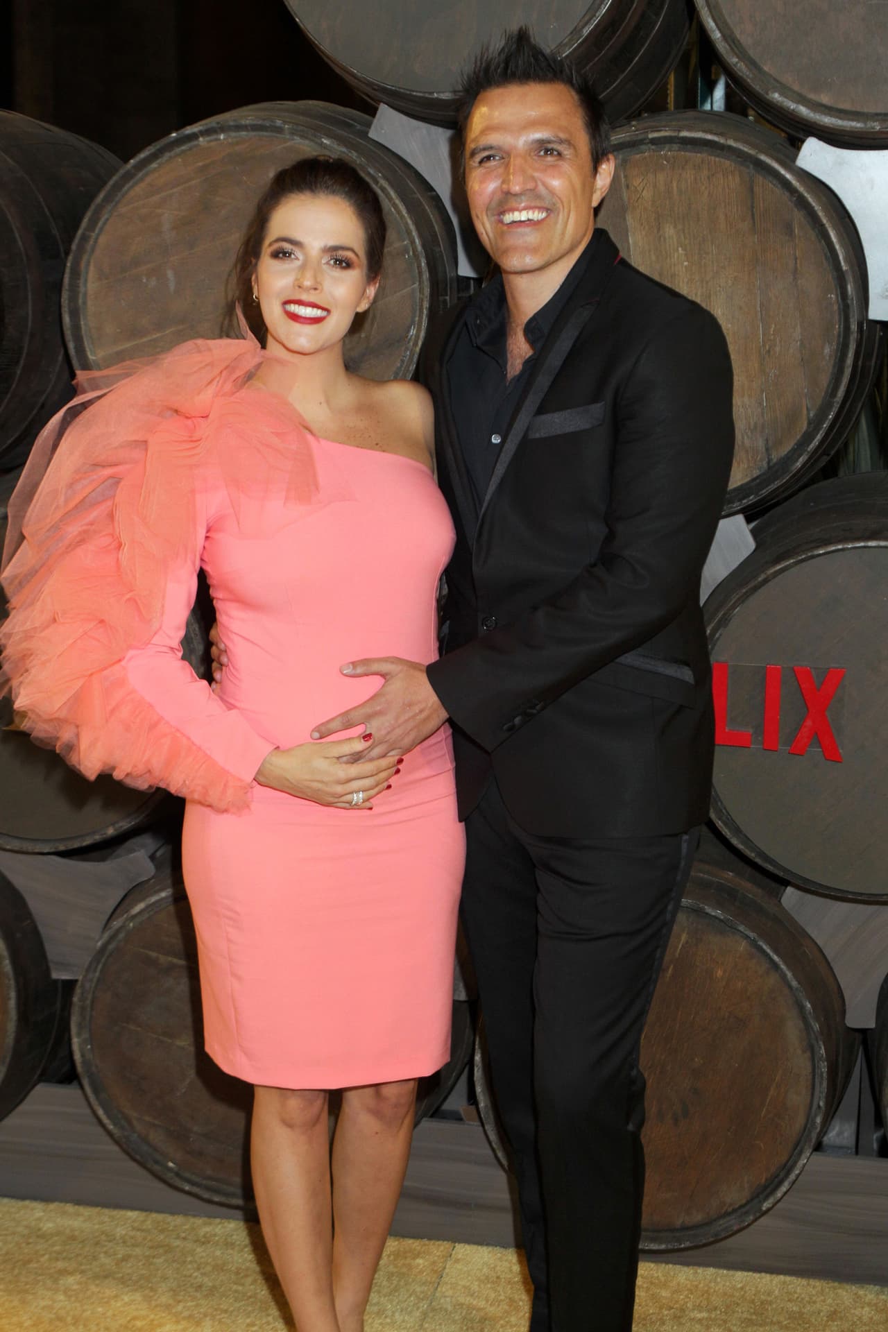 Álvarez aseguró que por ahora está 
<b><a href="https://www.univision.com/famosos/claudia-alvarez-encuentra-alivio-en-las-hojas-de-lechuga-que-surtieron-efecto-en-su-bebe-fotos" target="_blank">"relajadita, ilusionada"</a></b> y "emocionada" y admitió que subió muy pocas libras durante el embarazo. 
<br>