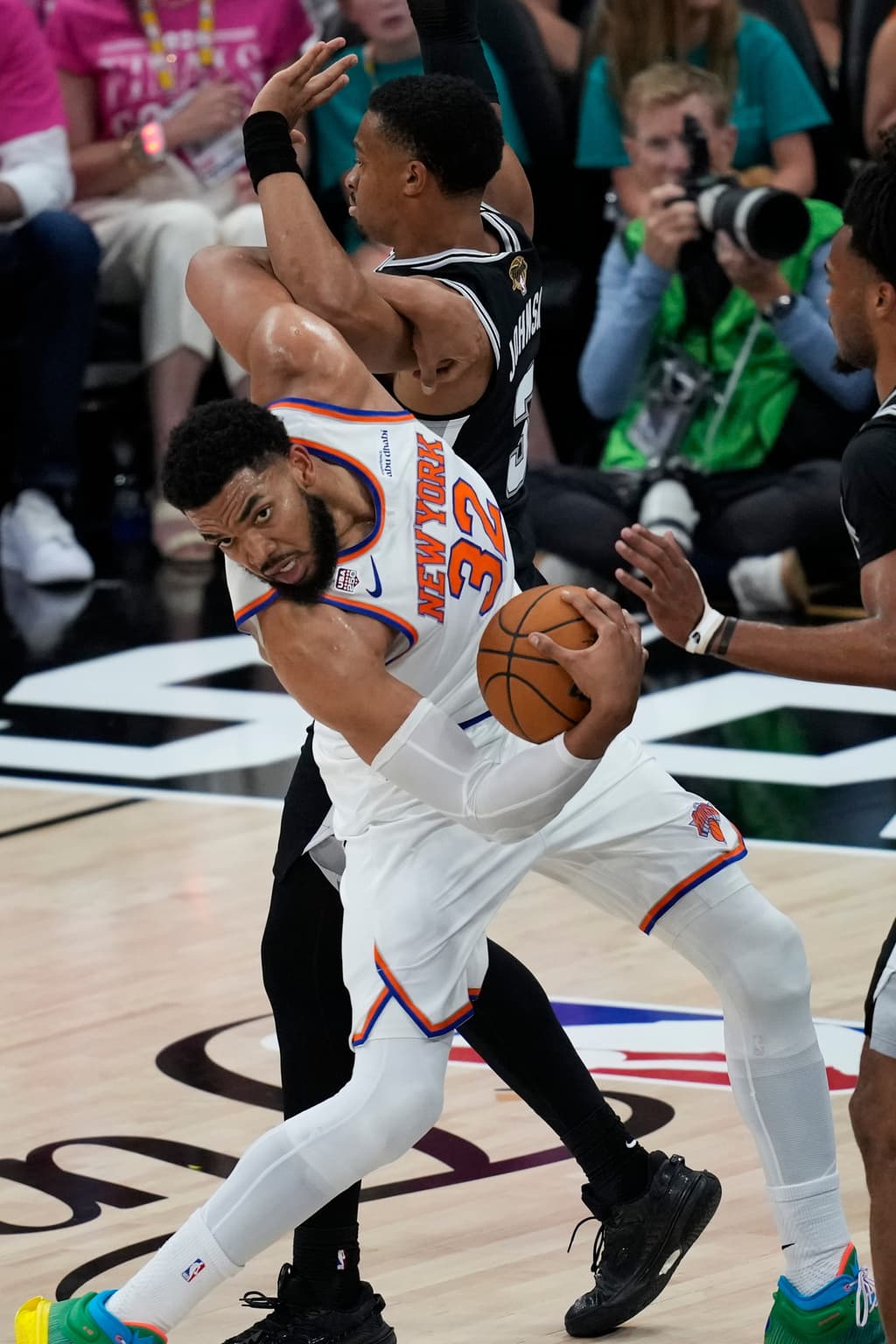 Inspiración dominicana en la victoria de los Knicks de Nueva York ante los Spurs en la NBA