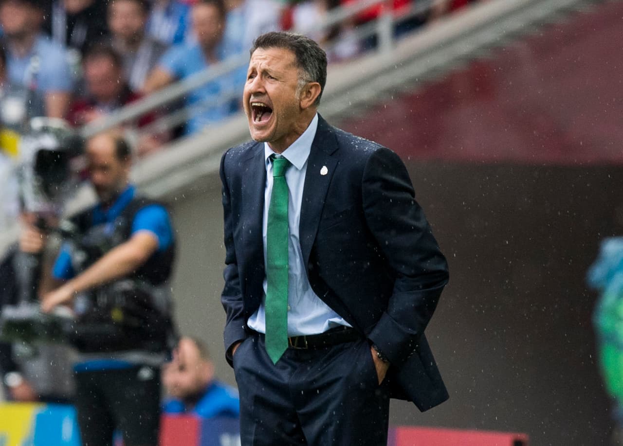 El técnico Juan Carlos Osorio ya mostraba su molestia en medio del trabajo del árbitro, episodio que ya recordaba su momento de ira en el juego contra Nueva Zelanda.