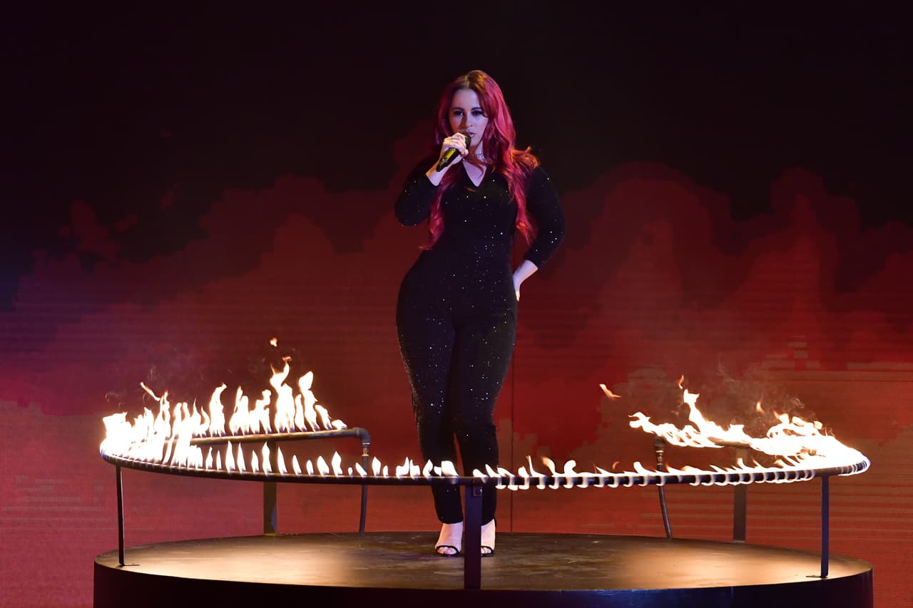 Una vez que se confirmó que seguía en competencia, Wanda tomó el micrófono y abrió el escenario con el tema 'El anillo', de Jennifer López. A pesar del gran nivel que había presumido en galas anteriores, en esta ocasión 'La cubana de fuego' tuvo algunas salidas de tono; ella aseguró que seguiría los consejos de los jueces.