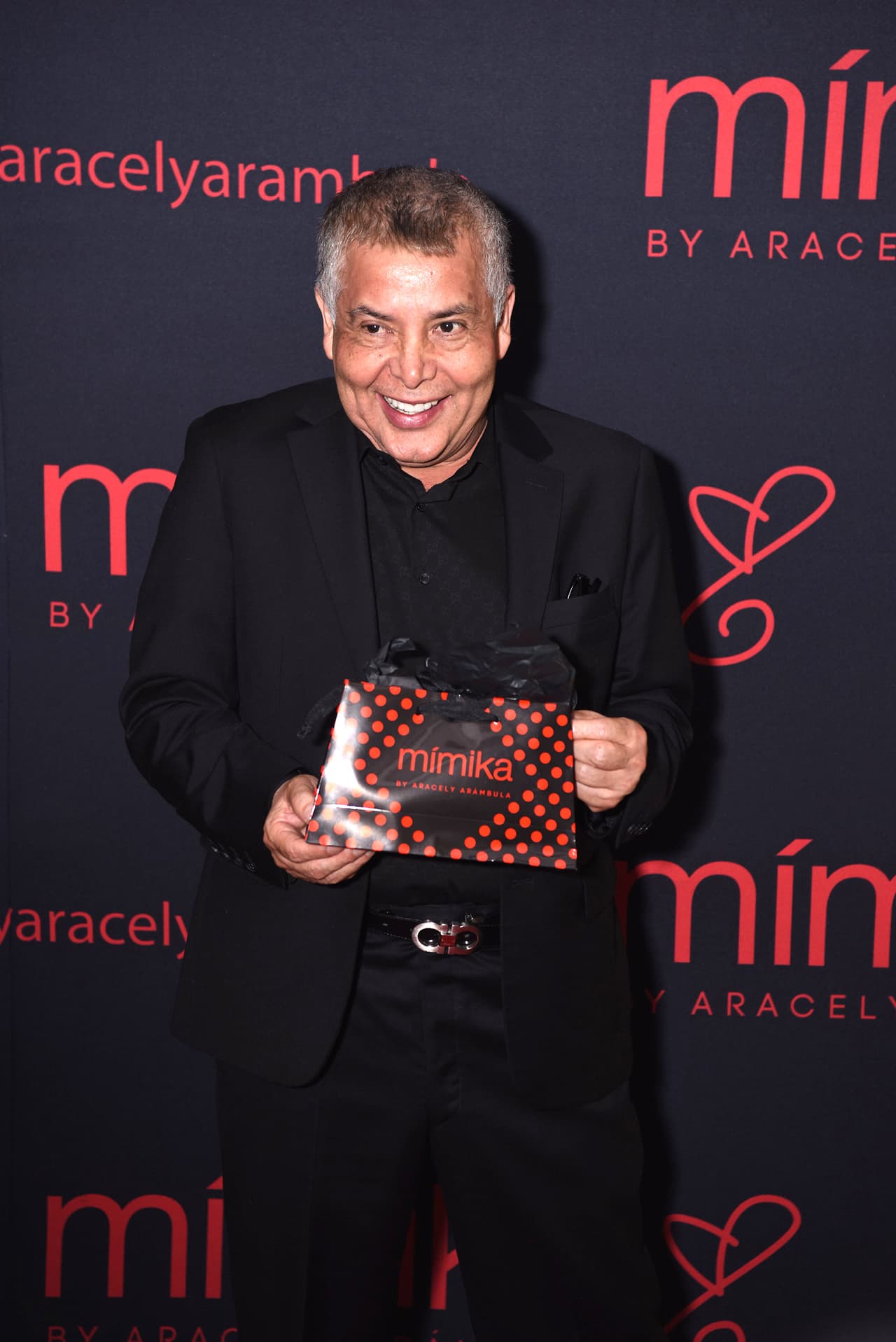 "Siempre respeto a la quinceañera, '¿cuál color quieres?', le puedo sugerir cambios o lo que sea, pero el color siempre se lo voy a respetar", mencionó el creativo de la moda.