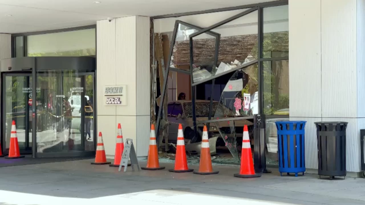 El choque de un vehículo con la entrada de un hotel dejó a cinco personas heridas, una de gravedad, en el noroeste de Washington DC.