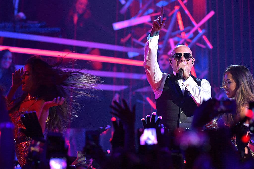 Pitbull conquistó durante los PJ con su carisma, energía y gran presentación. Agradeció a su familia por su apoyo y dedicó los premios que ganó esa noche a los niños migrantes.