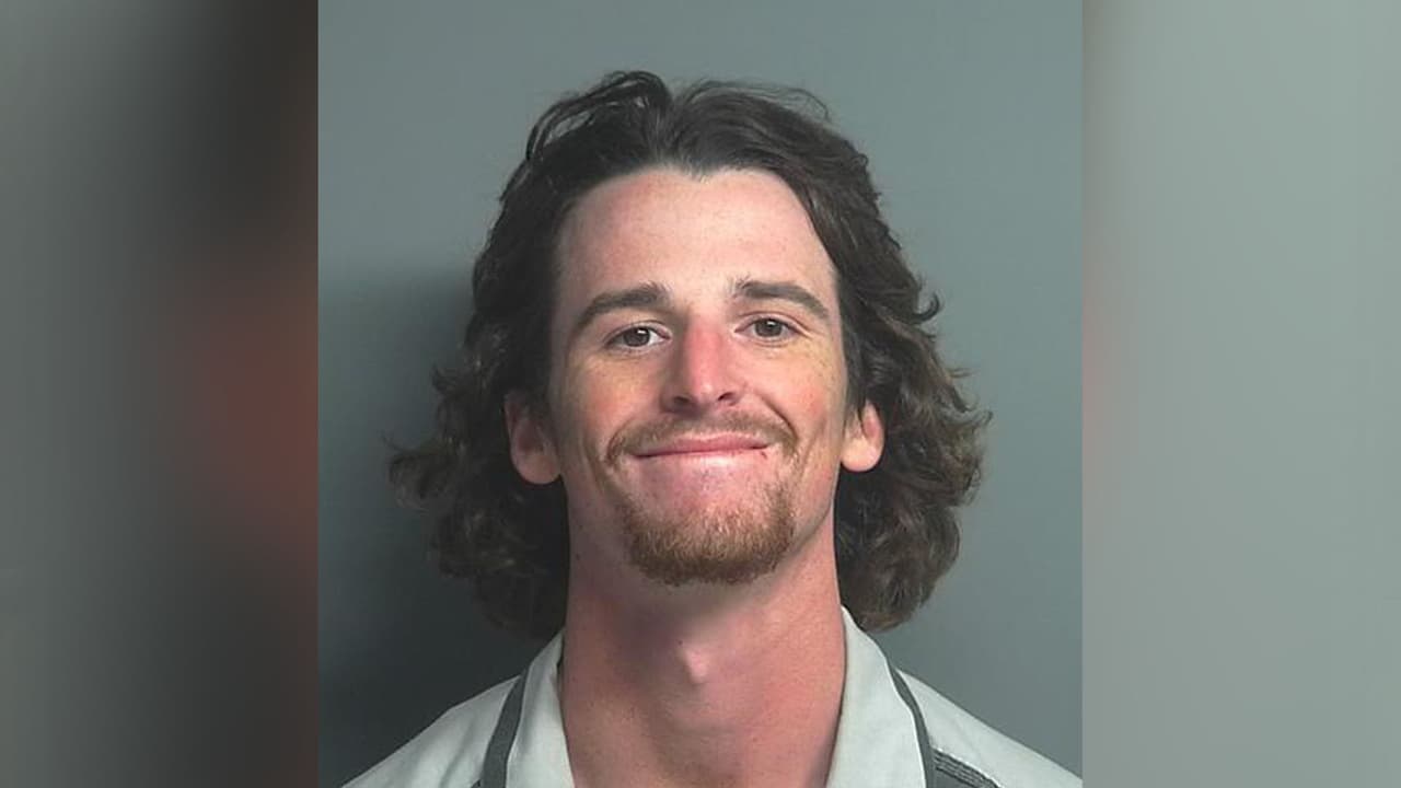 Ryan Kelly Sandifer, es señalado de agresión contra un miembro de su familia y le impedía respirar.