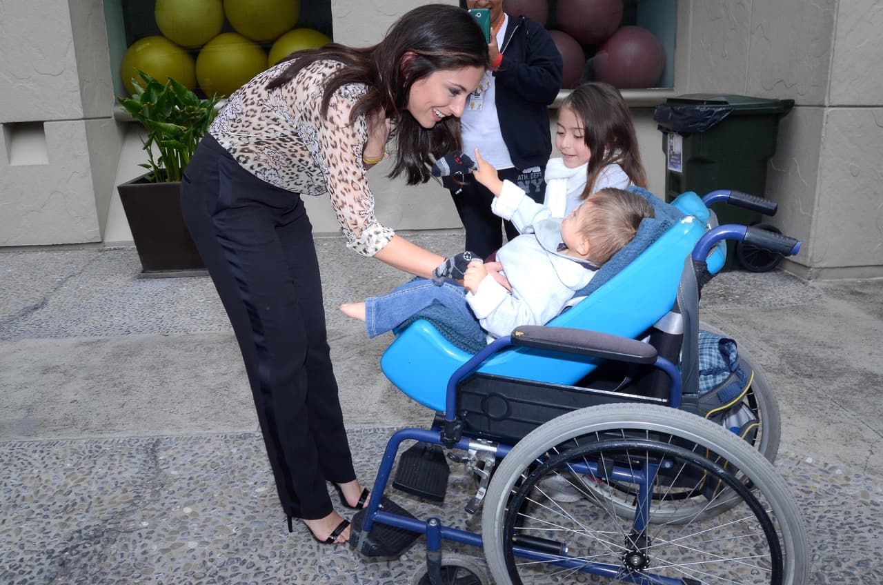 Aunque también ha demostrado tener un gran corazón, pues en su visita a un 'Centro Teleton' demostró el cariño y empatía que tiene con los niños que sufren de alguna discapacidad física, evidenciando que además de ser una muy buena actriz, también es un extraordinario ser humano.