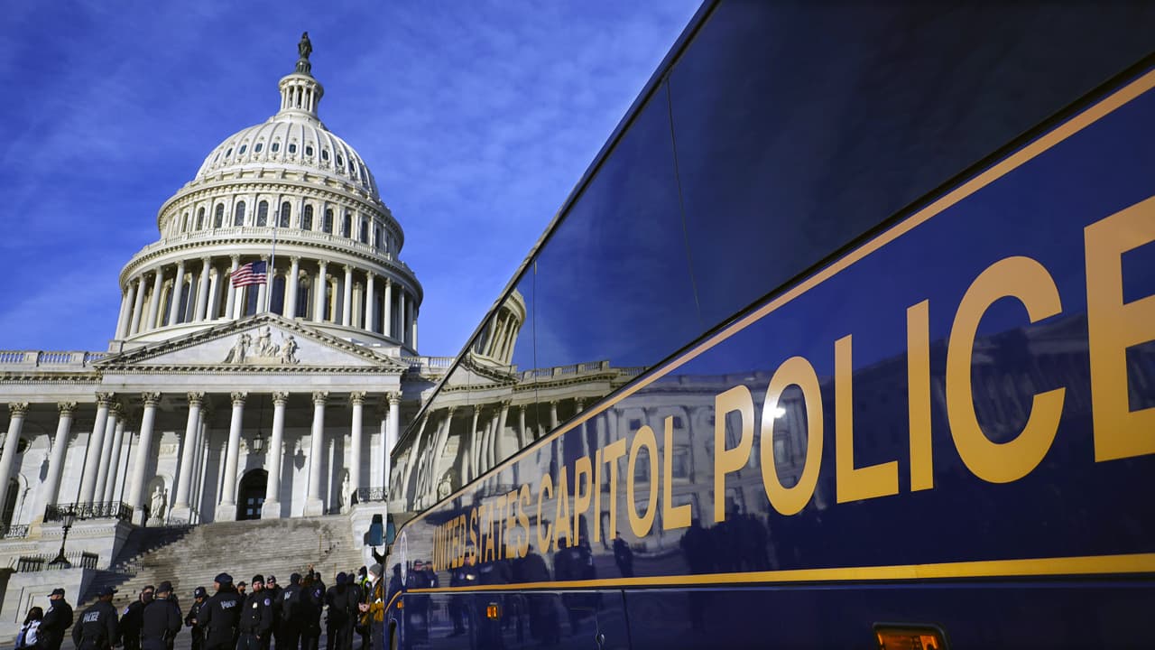 Arrestan a policía jubilado de NY afuera del Capitolio con una placa falsa, chalecos antibalas y municiones