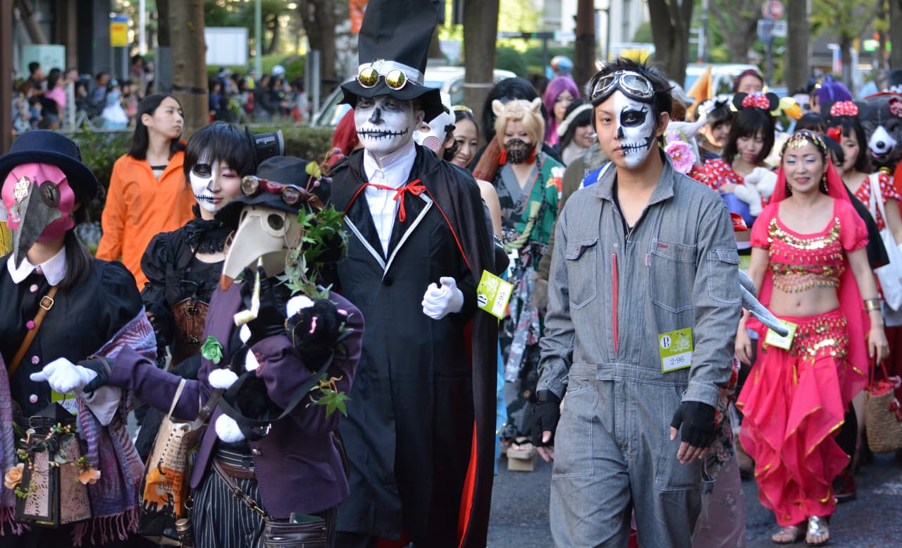 Ver a tanta gente reunida disfrutando de las festividades de Halloween es contagioso, ¿no te parece?