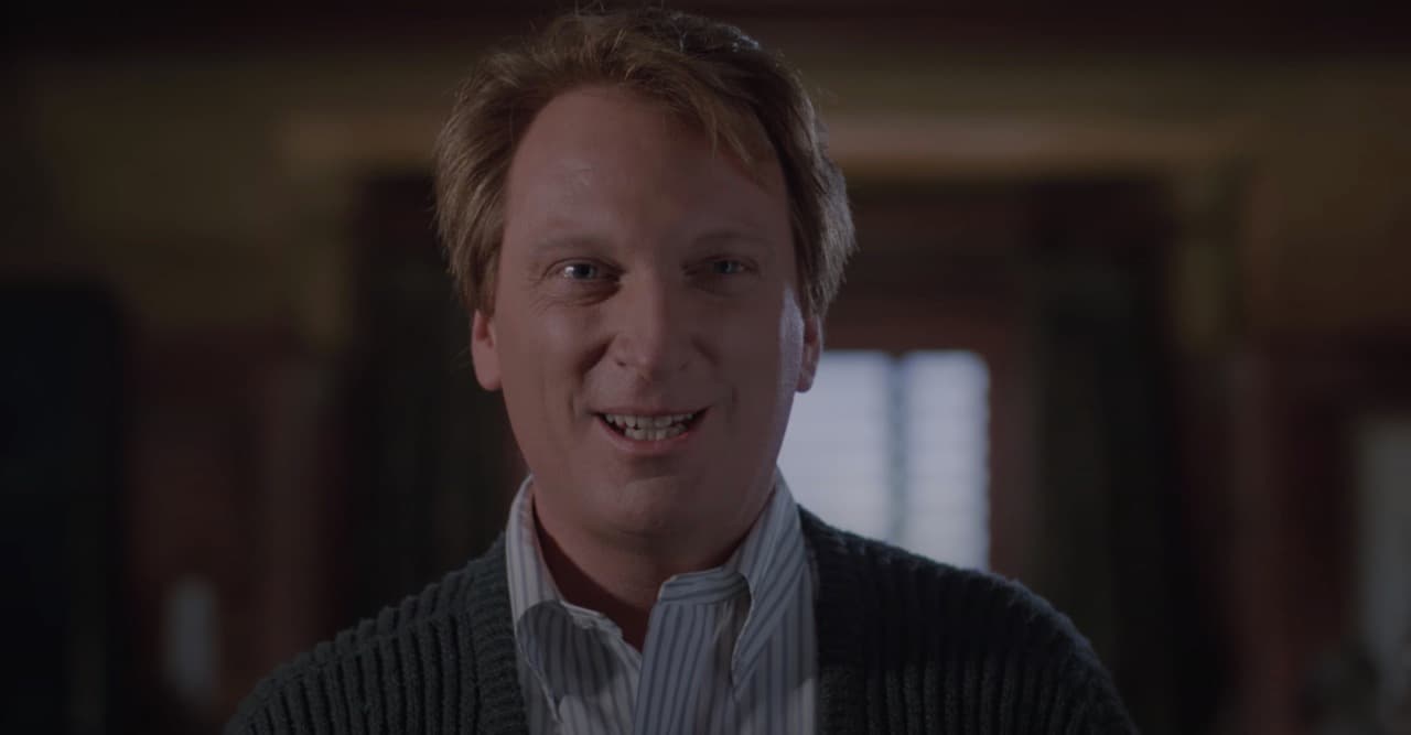 Jeffrey Jones ya era un reconocido actor cuando se estrenó ‘Beetlejuice’ en 1988 e interpretó al esposo de Catherine O’Hara.