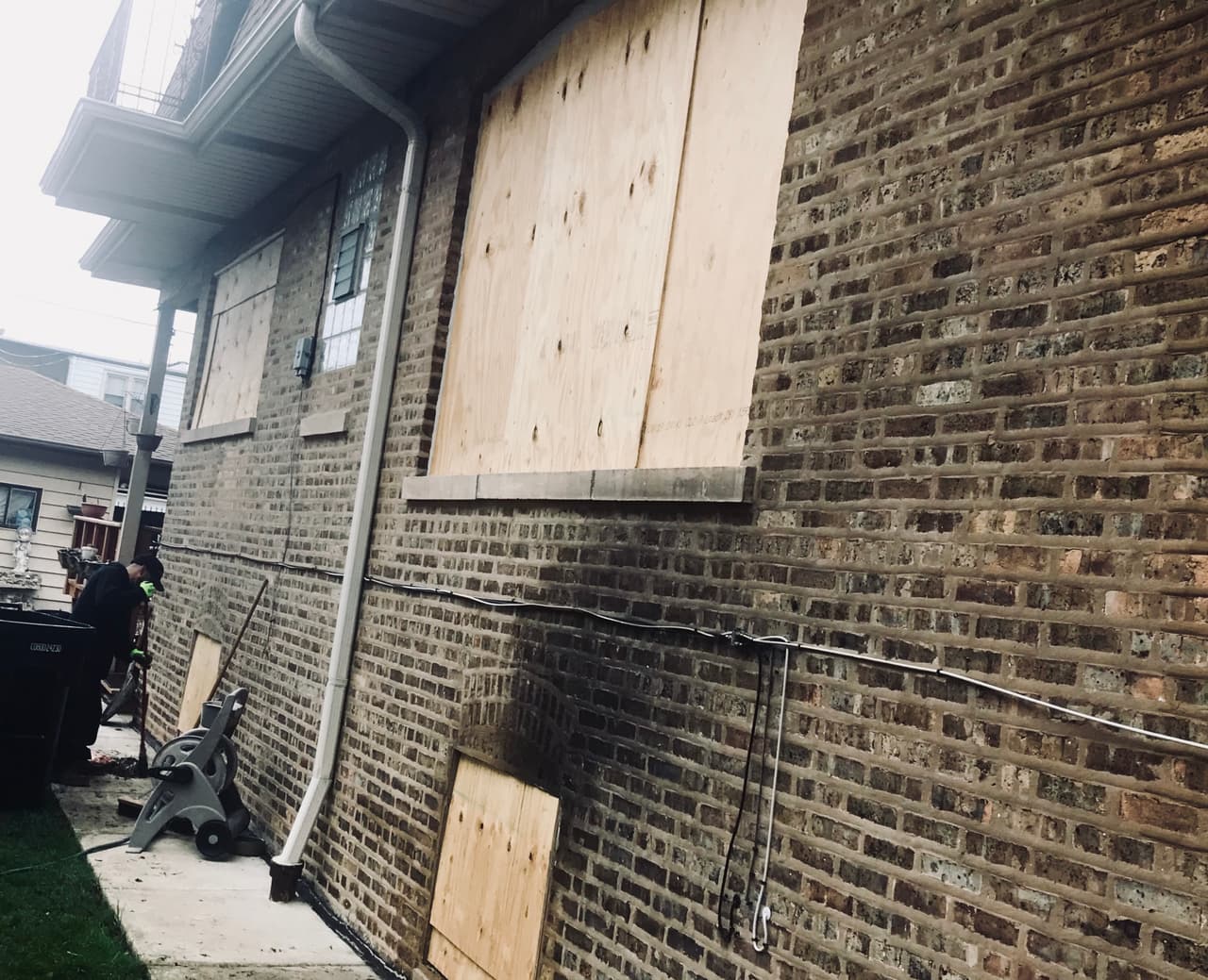 La victima fué identificada por sus familiares y por el medico forense como Antonio Zepeda Jr. que vivía en el sótano de la casa.