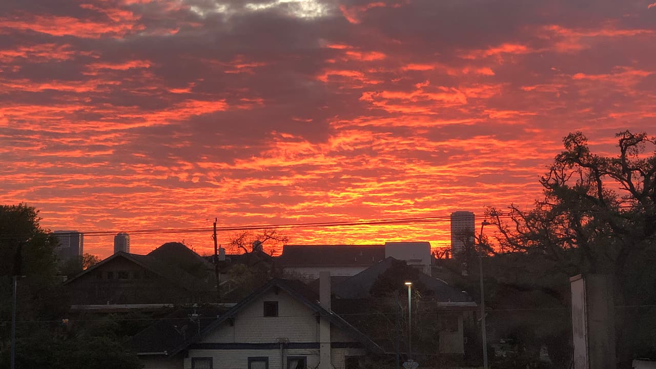 Cielos teñidos de tonos naranjas son a los que estamos acostumbrados en Houston cuando el día termina y la noche comienza.