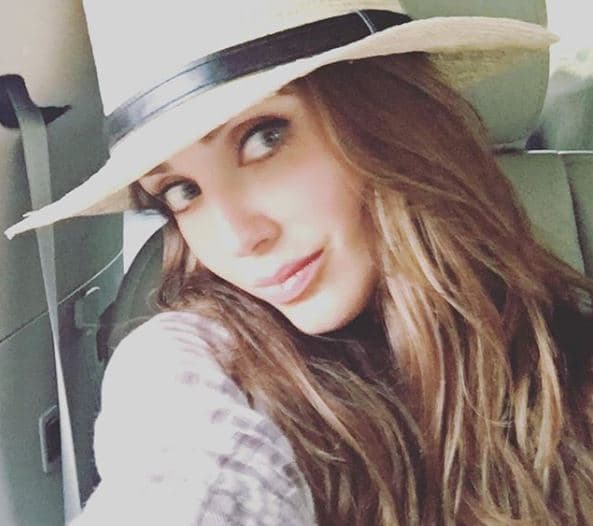 Tan solo un par de días antes de anunciar el lanzamiento de 'Valiente', Anahí había generado incertidumbre en sus más de 5 millones de seguidores en Instagram debido a dos publicaciones que la cantante había compartido, donde no dejaba claro de qué manera retomaría su carrera artística.