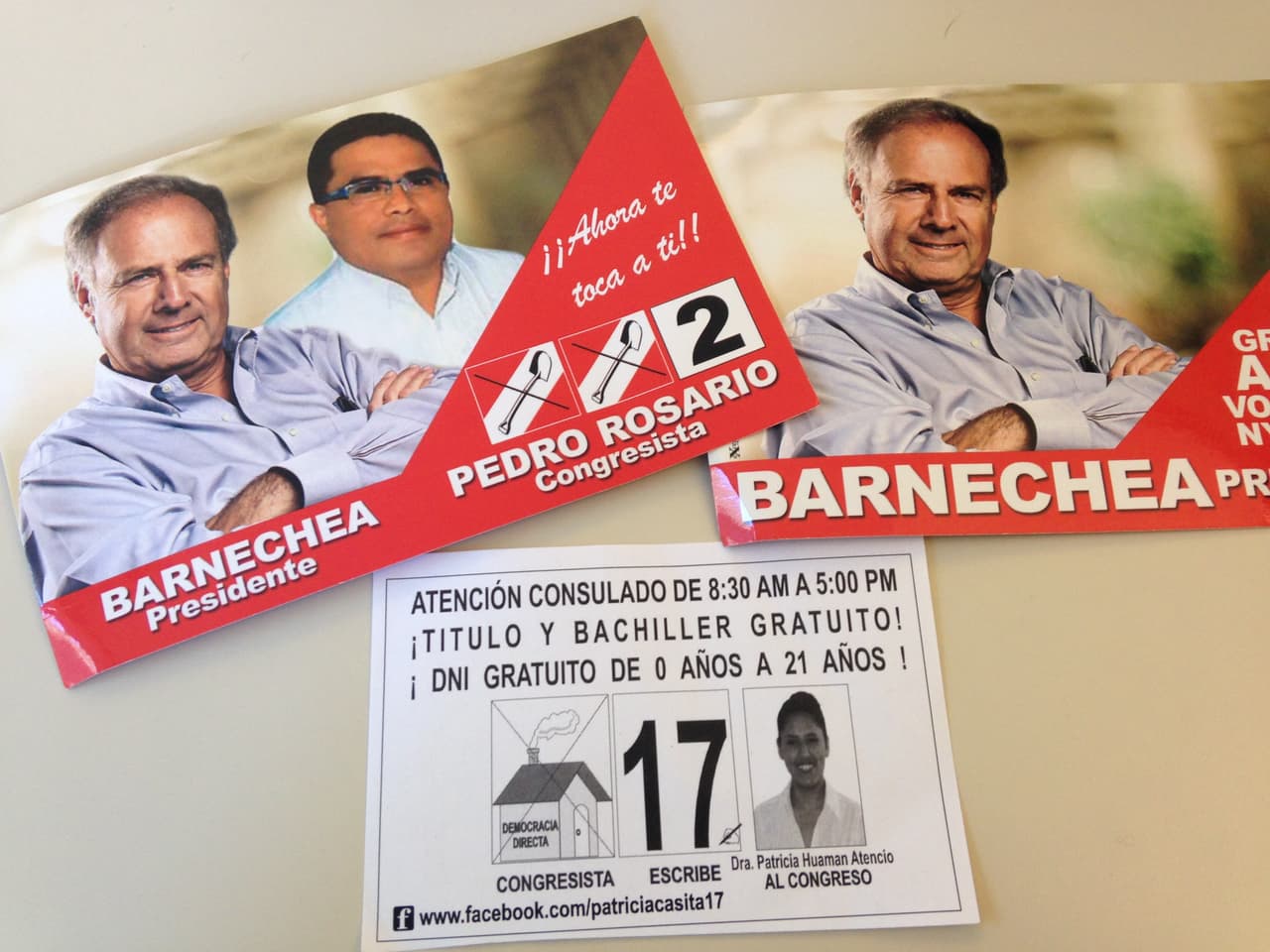 Algunos de los panfletos que se entregaron a electores peruanos.