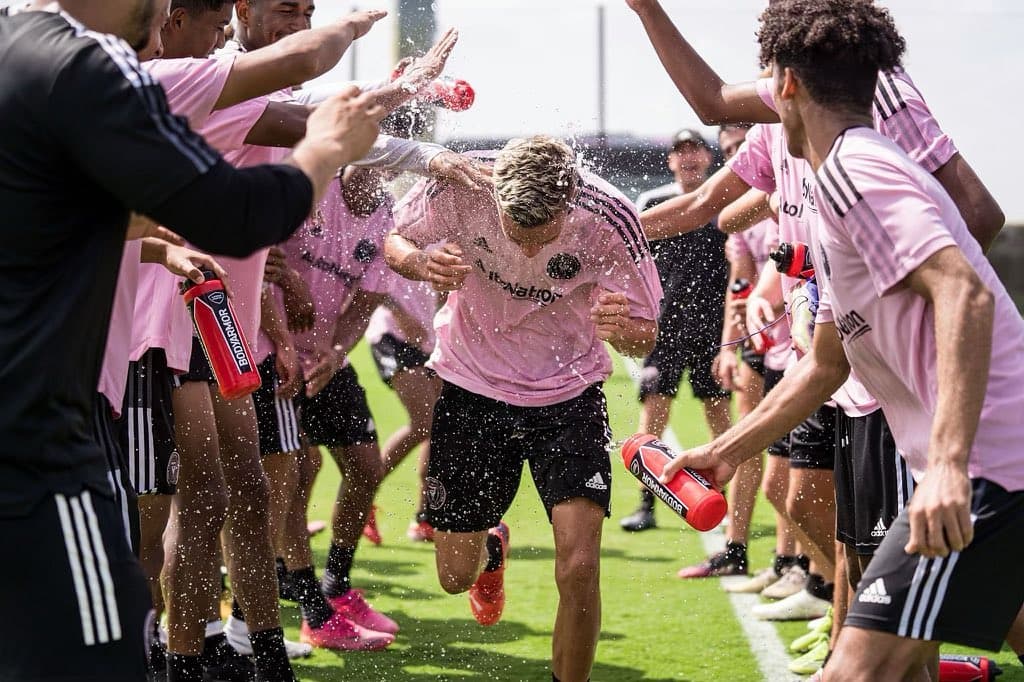 Romeo y sus hermanos, Brooklyn y Cruz, pasaron por la academia del Arsenal.