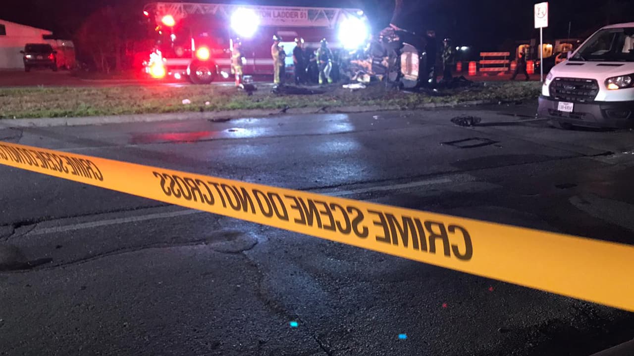 El choque fue tan fuerte que el BMW quedó partido en dos y después se incendió.