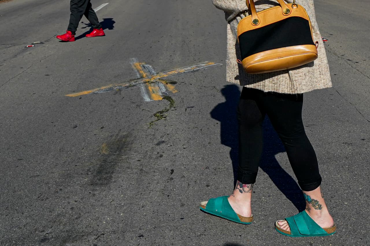 Este es uno de los dos puntos donde el Presidente John F. Kennedy fue herido de bala. Varios visitantes cruzan en la calle Elm Street y Dealey Plaza.