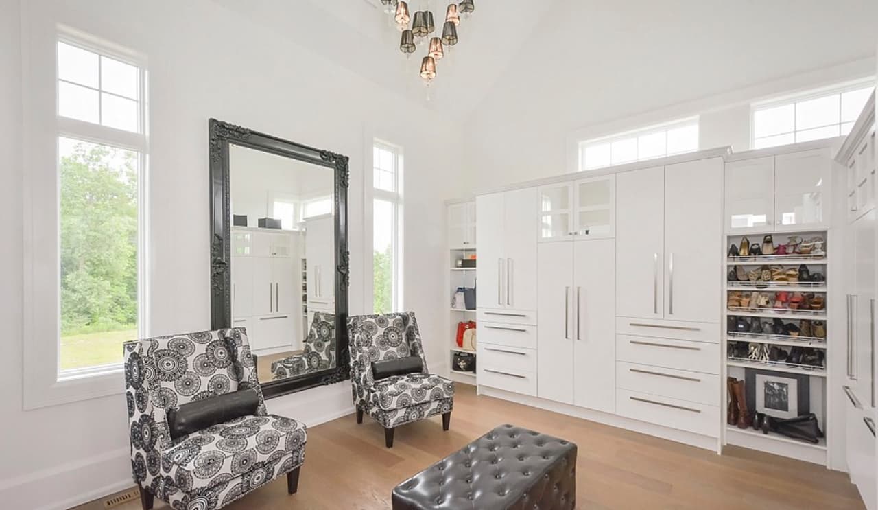 La casa es de dos plantas, grandes ventanales y amplios jardines.