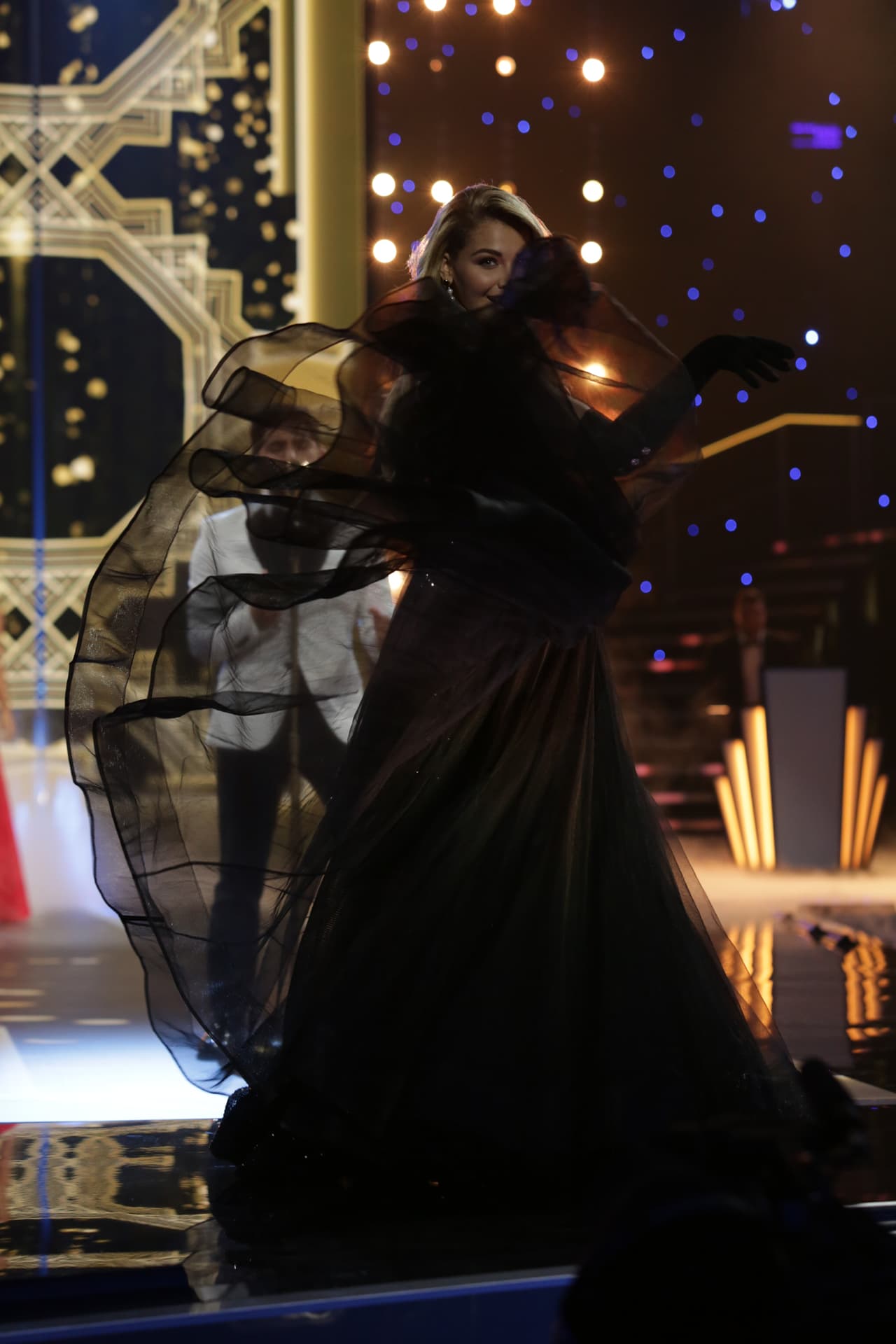 Migbelis Catellanos fue la primera en desfilar con un vestido negro.