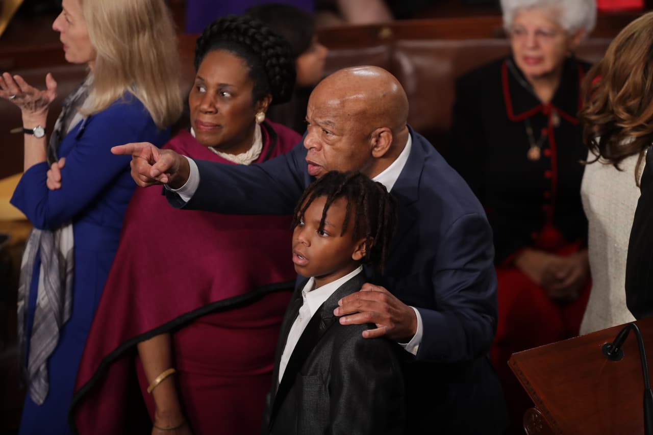El representante demócrata John Lewis junto a uno de los pequeños que estuvieron presentes en la sesión.