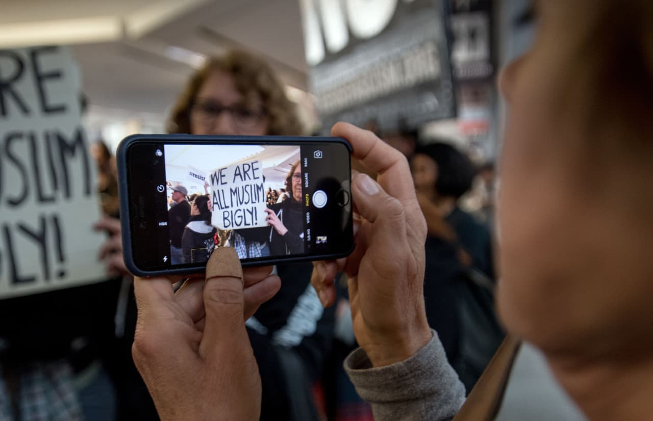 Manifestantes se reunieron en el aeropuerto internacional de San Francisco para protestar contra la orden ejecutiva firmada por el presidente Donald Trump que prohíbe la entrada de inmigrantes de siete países con mayoría musulmana a Estados Unidos durante los siguientes 90 días.