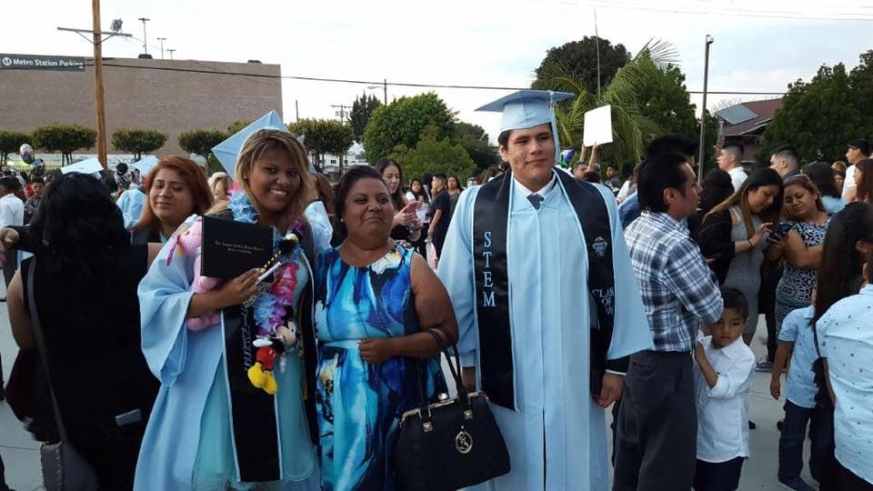 Lind Cortés en la graduación de su hija.