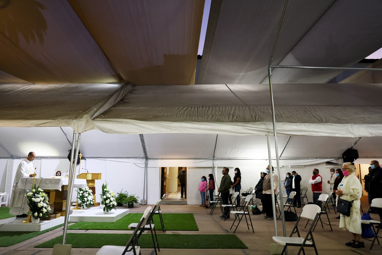 Miles de fieles normalmente se unen a las celebraciones en La Placita, pero este año solo los que tenían reservaciones pudieron asistir debido a las restricciones de la pandemia de coronavirus.