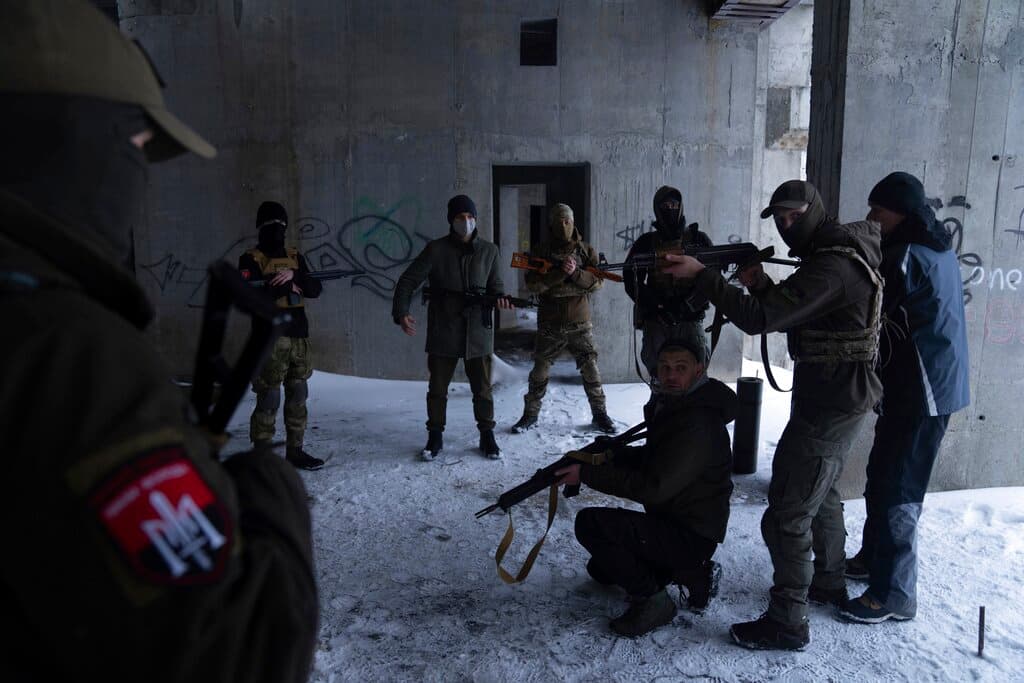 Miembros de un grupo ucraniano de extrema derecha entrenan en Kharkiv. 
<a href="https://www.univision.com/noticias/mundo/eeuu-aumenta-ayuda-militar-ucrania-temor-invasion-rusia">Si Rusia termina invadiendo a Ucrania</a>, algunos de los más de un millón de habitantes de Kharkiv dicen estar dispuestos a abandonar su vida civil y emprender una campaña de guerrilla contra una de las mayores potencias militares del mundo. Esperan que muchos ucranianos hagan lo mismo.