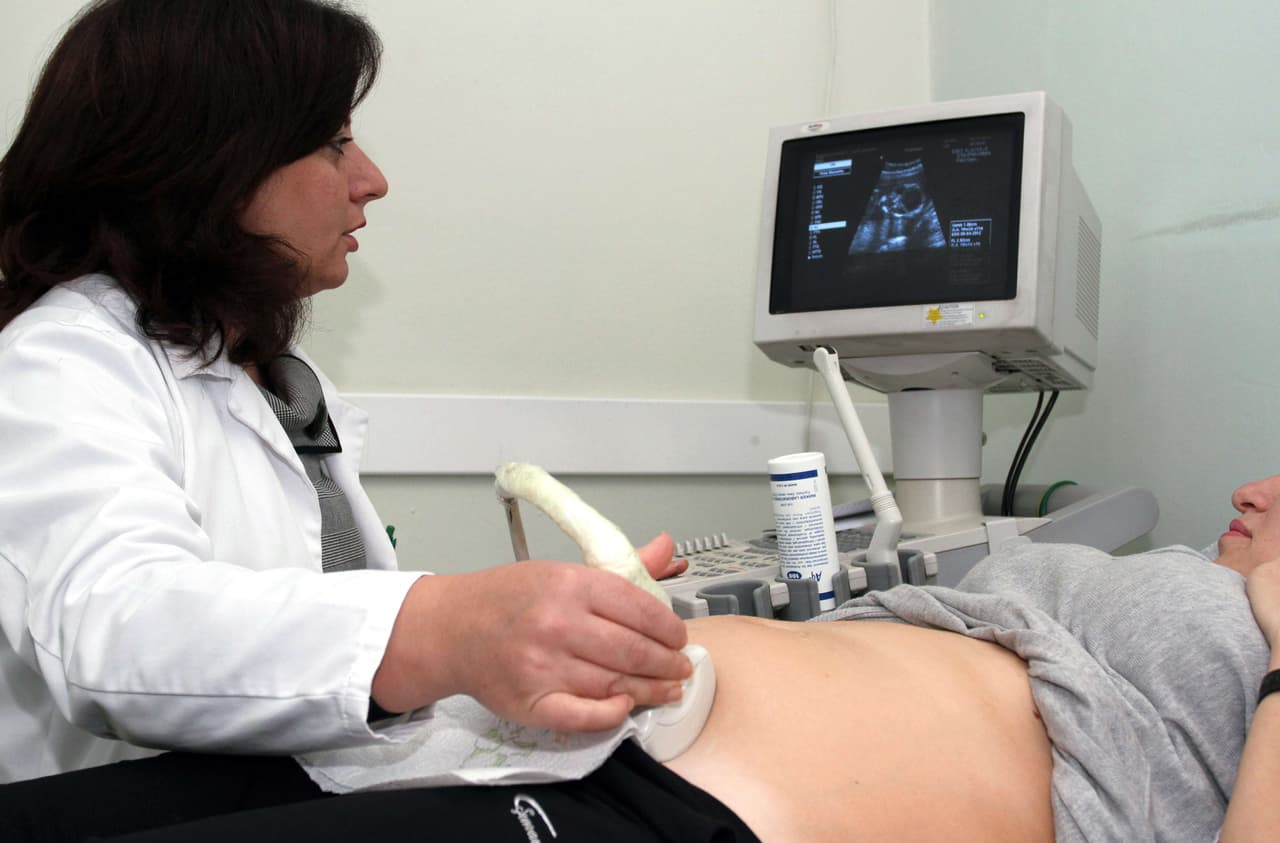 La 
<a href="https://news.uci.edu/2021/08/26/covid-hits-pregnant-women-at-a-new-alarming-rate-health-officials-say/" target="_blank">investigación arrojó que las mujeres embarazadas</a> “que dieron a luz con covid-19, en comparación con las mujeres sin covid, tuvieron tasas significativamente más altas de ingreso en la UCI”.