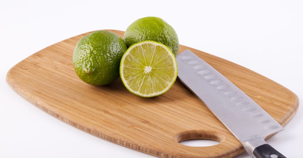 Al agua de coco le sumarás al menos el jugo de un limón.