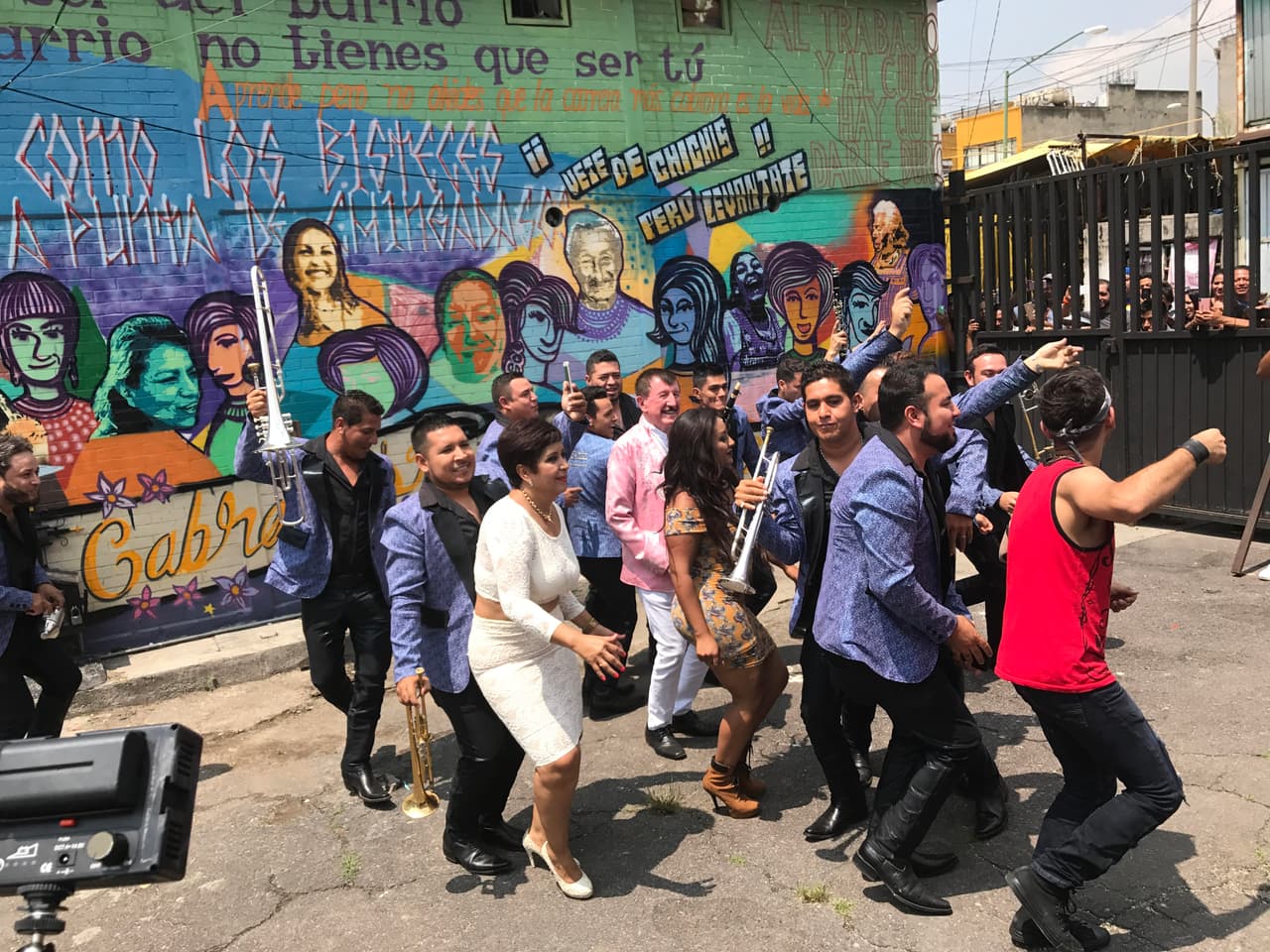 El tema es alegre y pues, el baile no podía faltar durante la grabación, realizado en una de las zonas más populares de esa colonia tan popular de México.