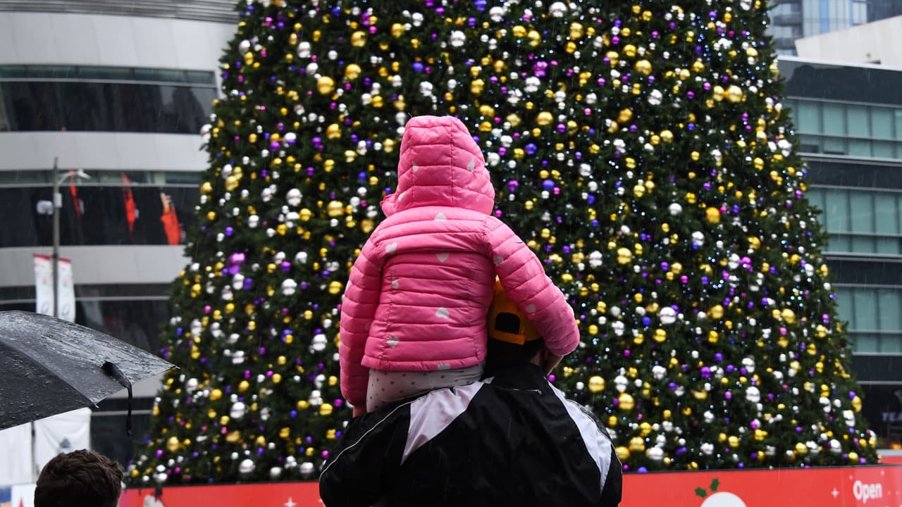 Invitan a los no vacunados en Los Ángeles a tomar precauciones extremas por la amenaza de ómicron