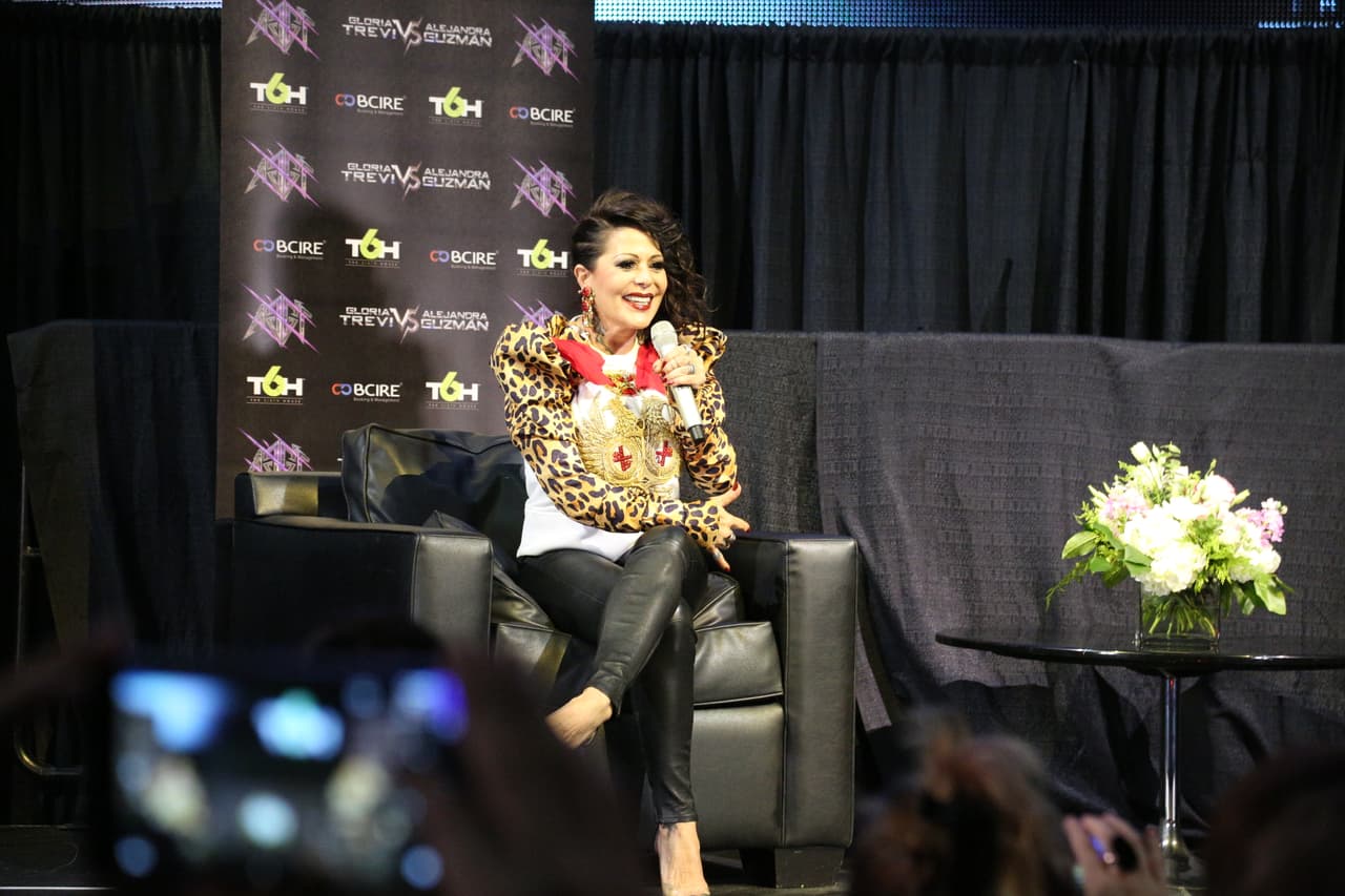 Alejandra Guzmán y Gloria Trevi respondieron a las preguntas de los medios que se dieron cita en la ciudad angelina para platicar acerca de su gira 'Versus'.