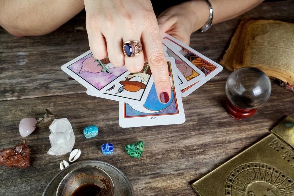 Así las cartas del Tarot se ven a su vez como símbolos de tipos fundamentales de personas o situaciones del inconsciente colectivo como explicó en su momento el filósofo Carl Jung.