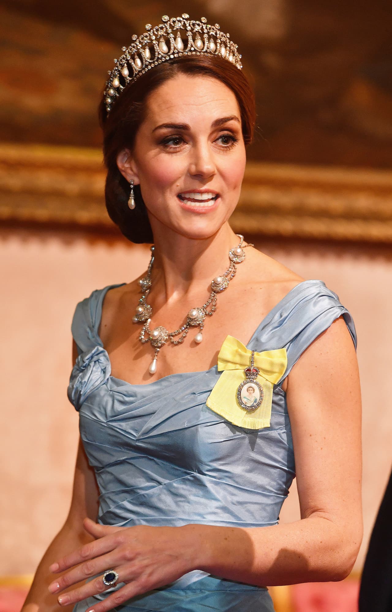 Para esta ocasión la duquesa de Cambridge usó un elegante vestido corte sirena del diseñador Alexander McQueen, el cual combinó a la perfección con una tiara que perteneción a la princesa Diana.