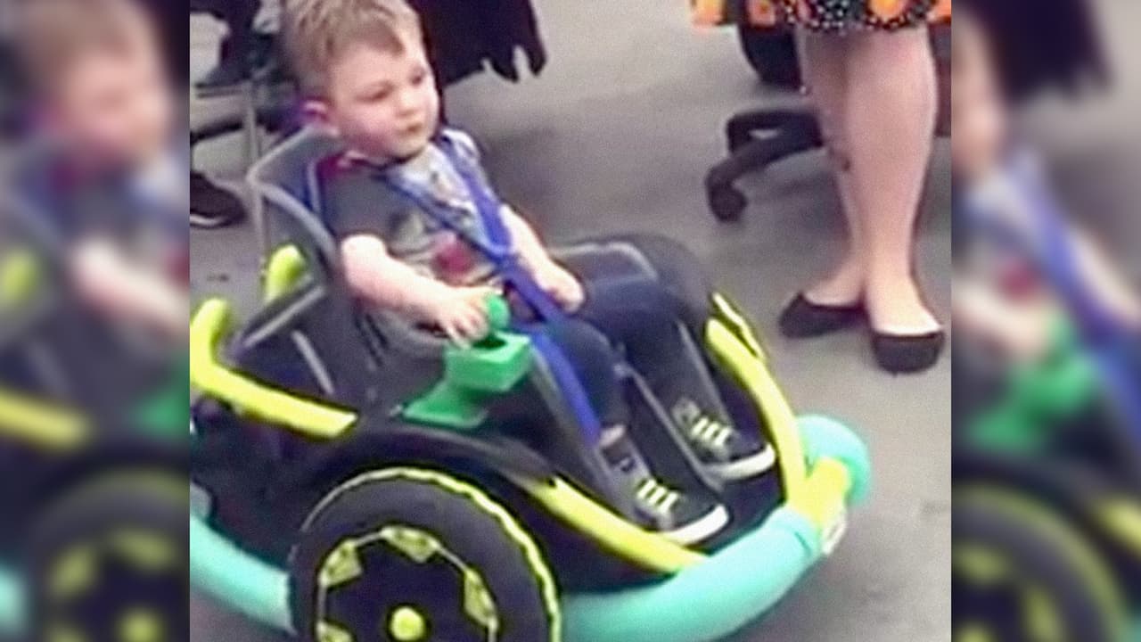 Necesitaba una silla especial que sus papás no podían pagar: estos adolescentes le fabricaron su propio auto