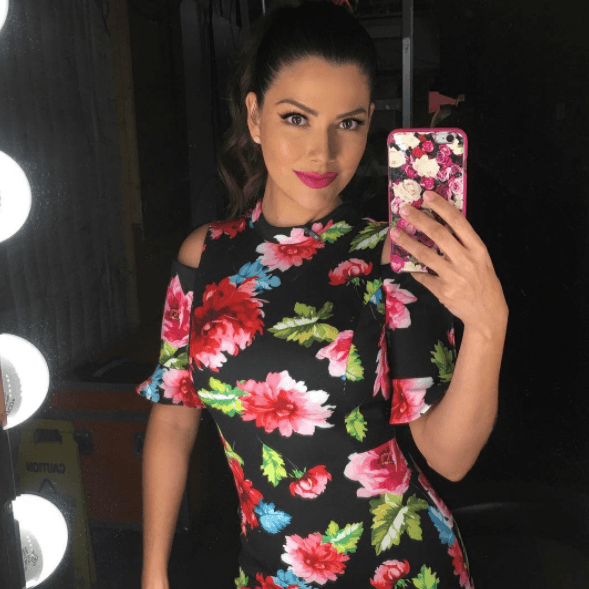 Los estampados florales siempre lucirán bien sobre un tono neutro, en este caso Ana eligió el negro.