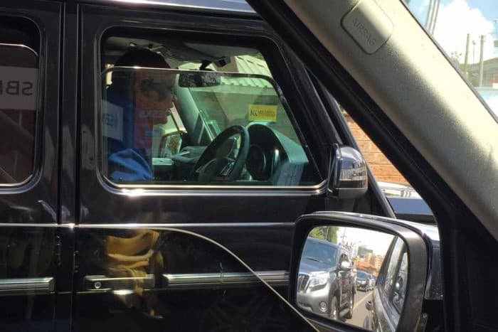 <h3 class="cms-H3-H3"><b>Uhuru Kenyatta</b></h3>
<br>
<br>Cuando ascendió al poder, el presidente de Kenia, Uhuru Kenyatta, insinuó la posibilidad de deshacerse de la tendencia de su predecesor, Mwai Kibaki, a movilizarse en carros europeos. Y aunque agregó modelos asiáticos a su flota presidencial, las unidades de origen alemán nunca desaparecieron. Al contrario, la lista más bien creció. Aquí se encuentran varias Mercedes-Benz G-Class en la que se la ha visto circular por cuenta propia en Ndederu, Kiambaa y Ruaka.
<br>