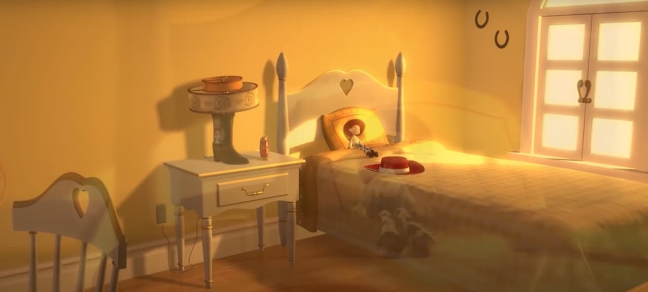 En el cuarto de Emily se observa un sombrero rojo