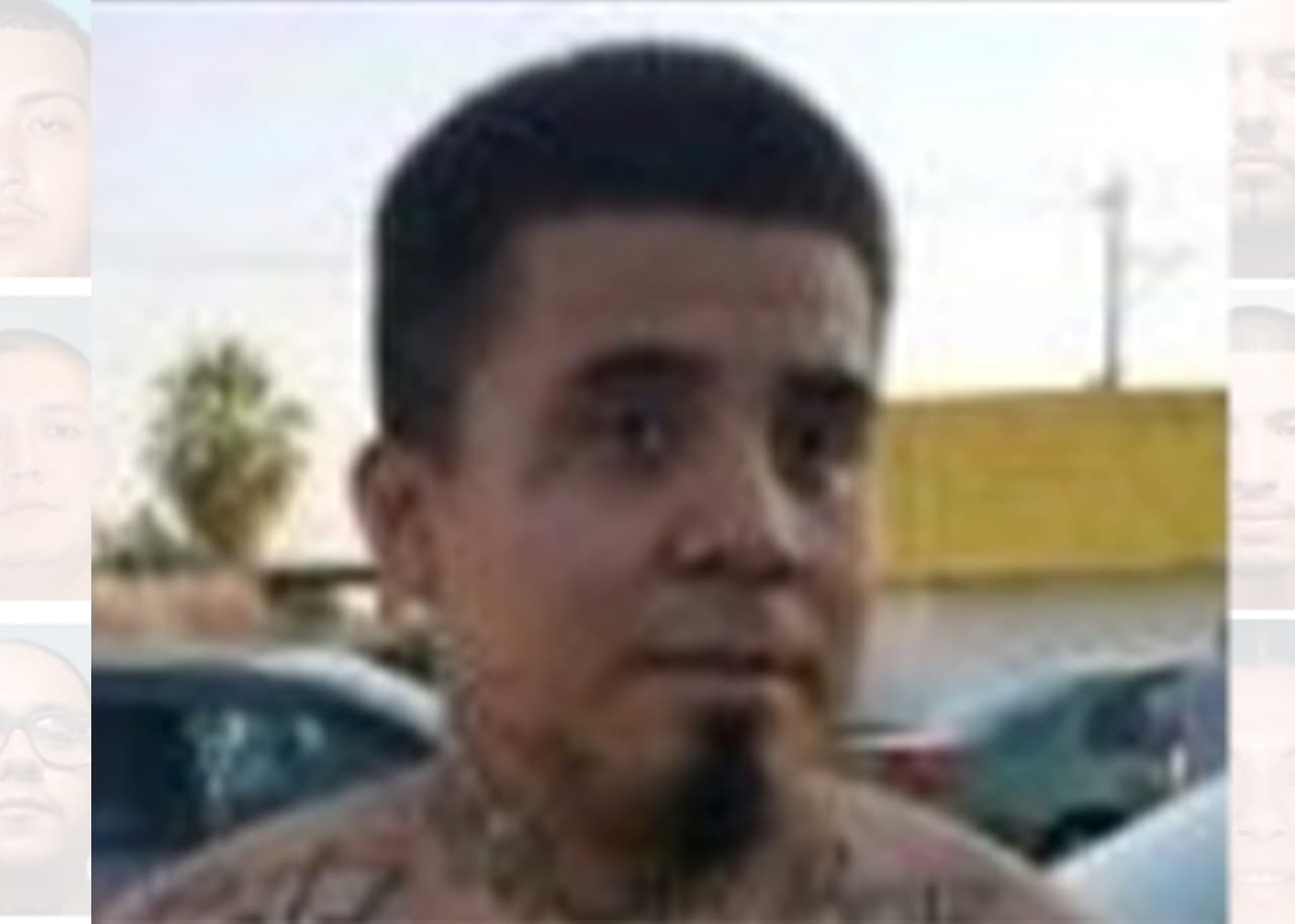 George Aquino, de 27 años, es residente de Cutler y enfrenta cargos por venta de armas, por poseer un rifle de asalto y ser un miembro documentado de una pandilla.