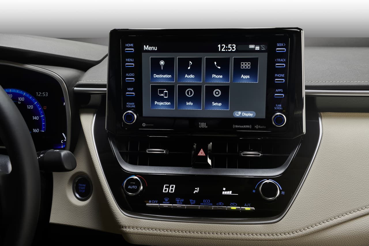 La pantalla de 8 pulgadas de alta resolución es sensible al tacto y sirve como centro de interacción con el sistema de info-entretenimiento Entune 3.0, se encuentra 
<b>en todos los modelos con excepción de la versión L</b>, el modelo más básico de la línea, el cual cuenta con una pantalla de 7 pulgadas. 
<br>
