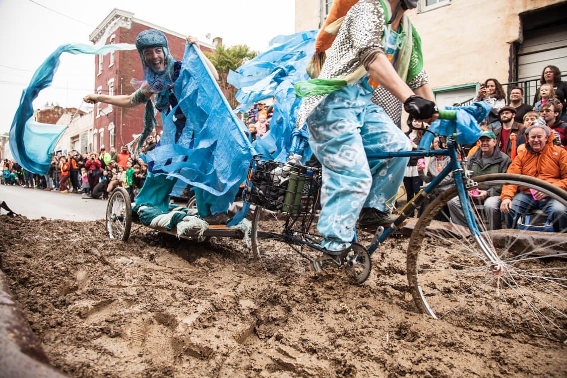 <b><a href="https://www.kensingtonkineticarts.org/">Kensington Derby & Arts Festival (14 de mayo)</a></b>: La gente llena las calles de Kensington y Fishtown para disfrutar no solo de las carreras de esculturas y arte, sino también de música en vivo y buena comida.