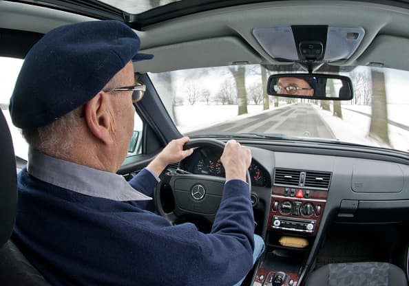 Nunca dejes bolsos, celulares ni objetos de valor visibles en el auto. Tampoco los lleves sobre el asiento o a la vista, pues son un imán para que un pillo rompa la ventana.