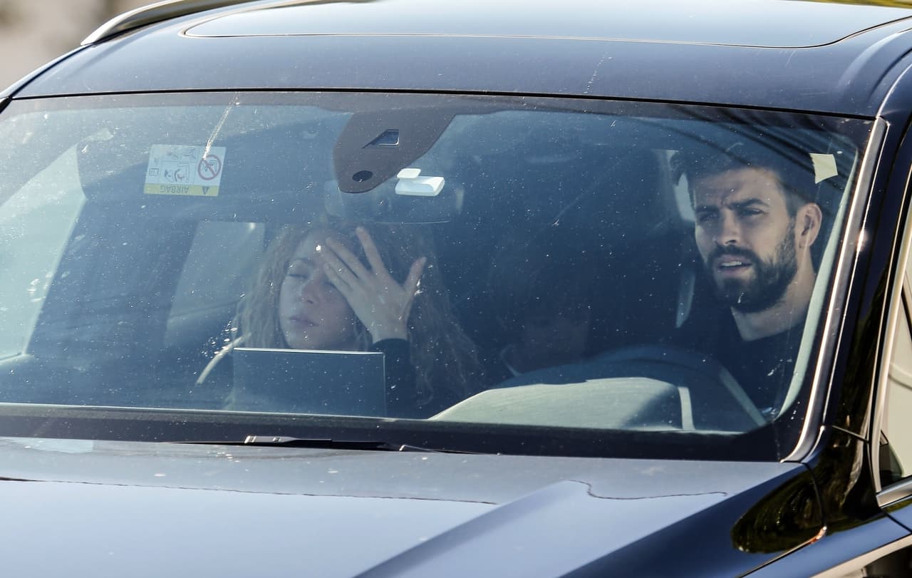 A la par de los problemas en la carrera de Shakira, rumores sobre una separación de su pareja y padre de sus hijos, el futbolista Gerard Piqué, comenzaron a surgir en todos los medios.