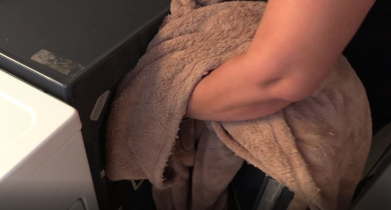 Este boricua va de campamento en campamento con su camión acondicionado con seis lavadores y cuatro secadoras para que los refugiados puedan lavar su ropa de forma gratuita.