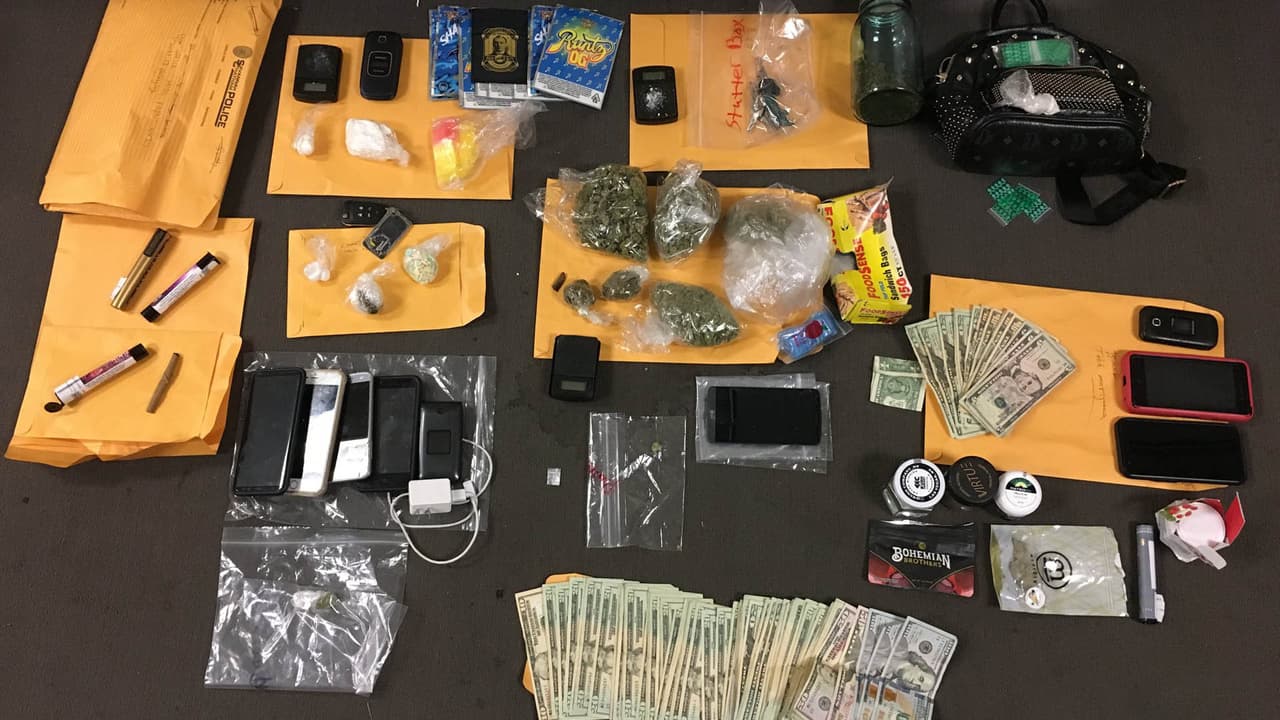 En el operativo se decomisaron varios artículos relacionados con drogas y dinero en efectivo