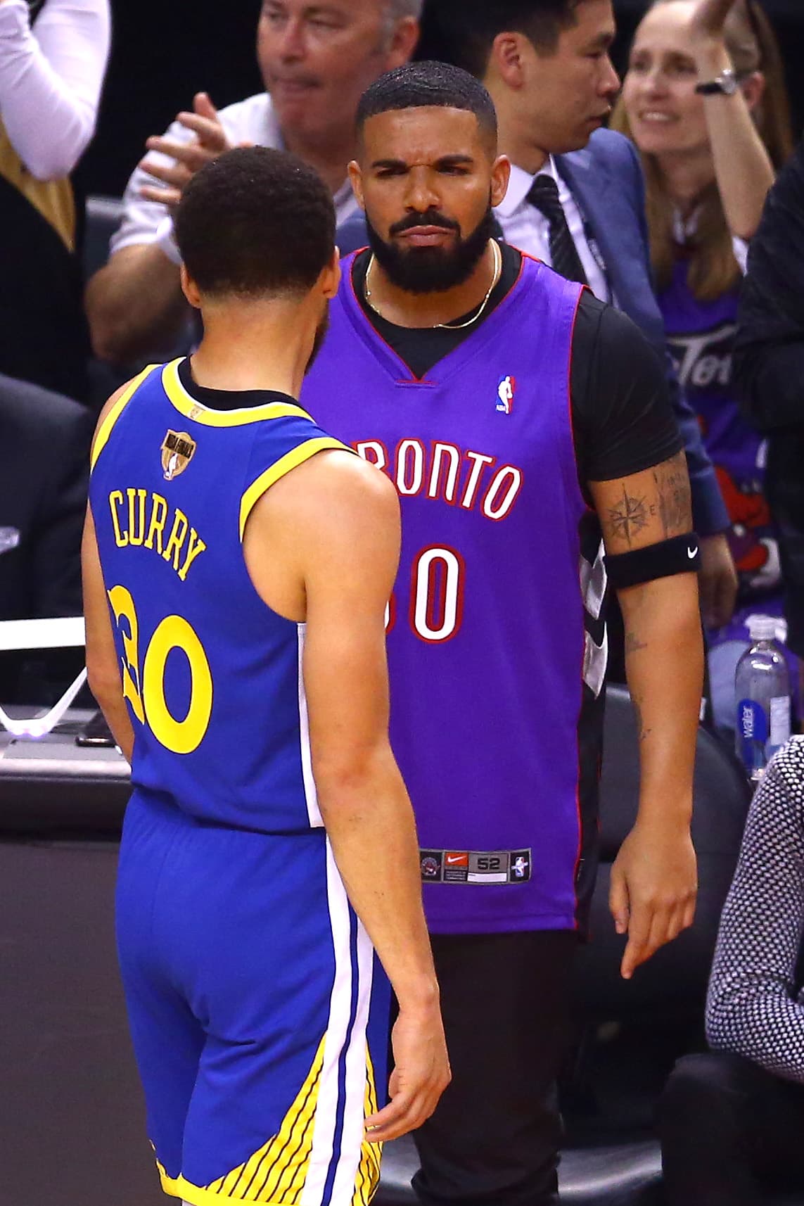 Los ánimos no estaban para bromas ni reclamos, por lo que Stephen Curry en un momento fue a encararlo.