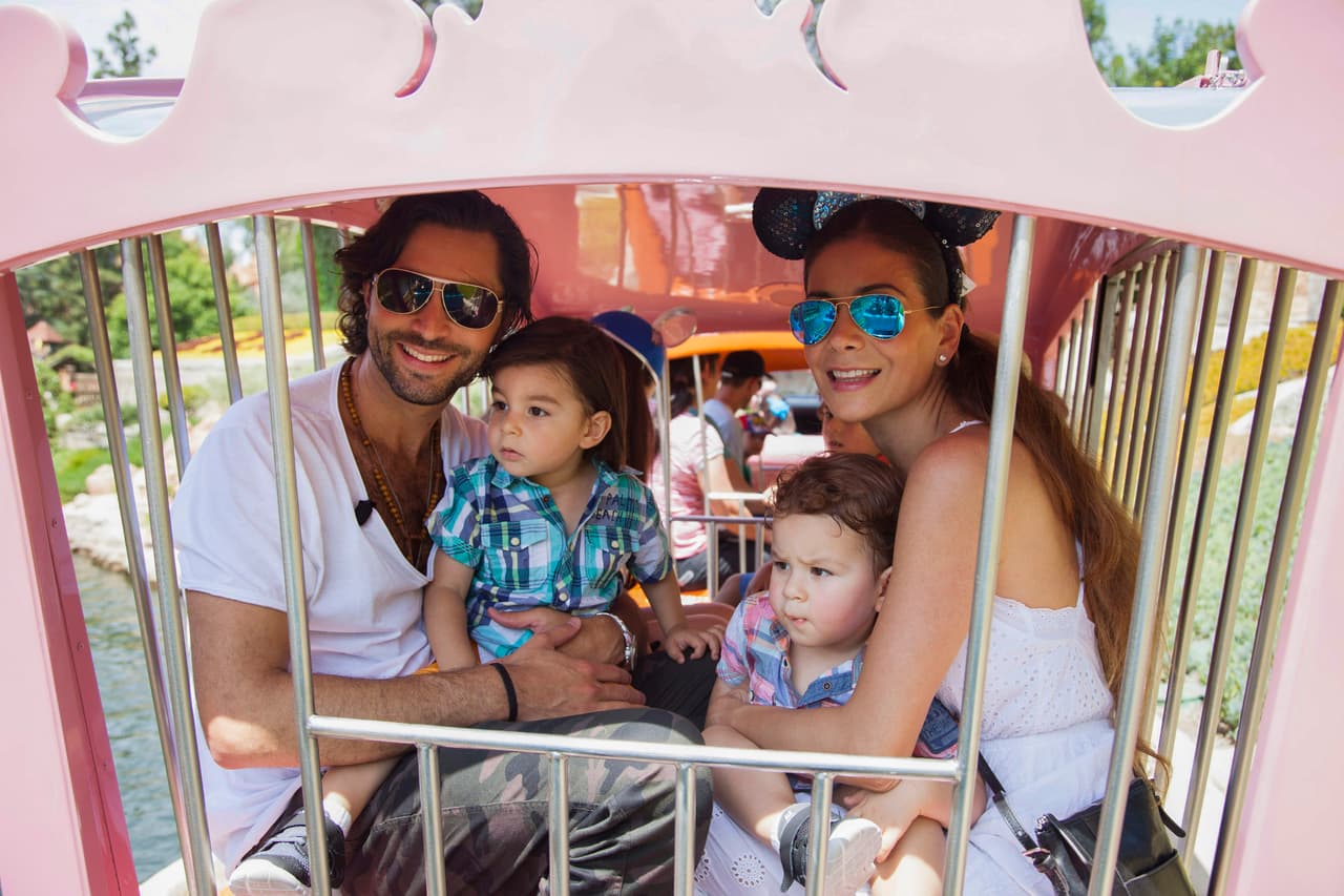 Aquí con sus gemelos, Alesso y Mateo.