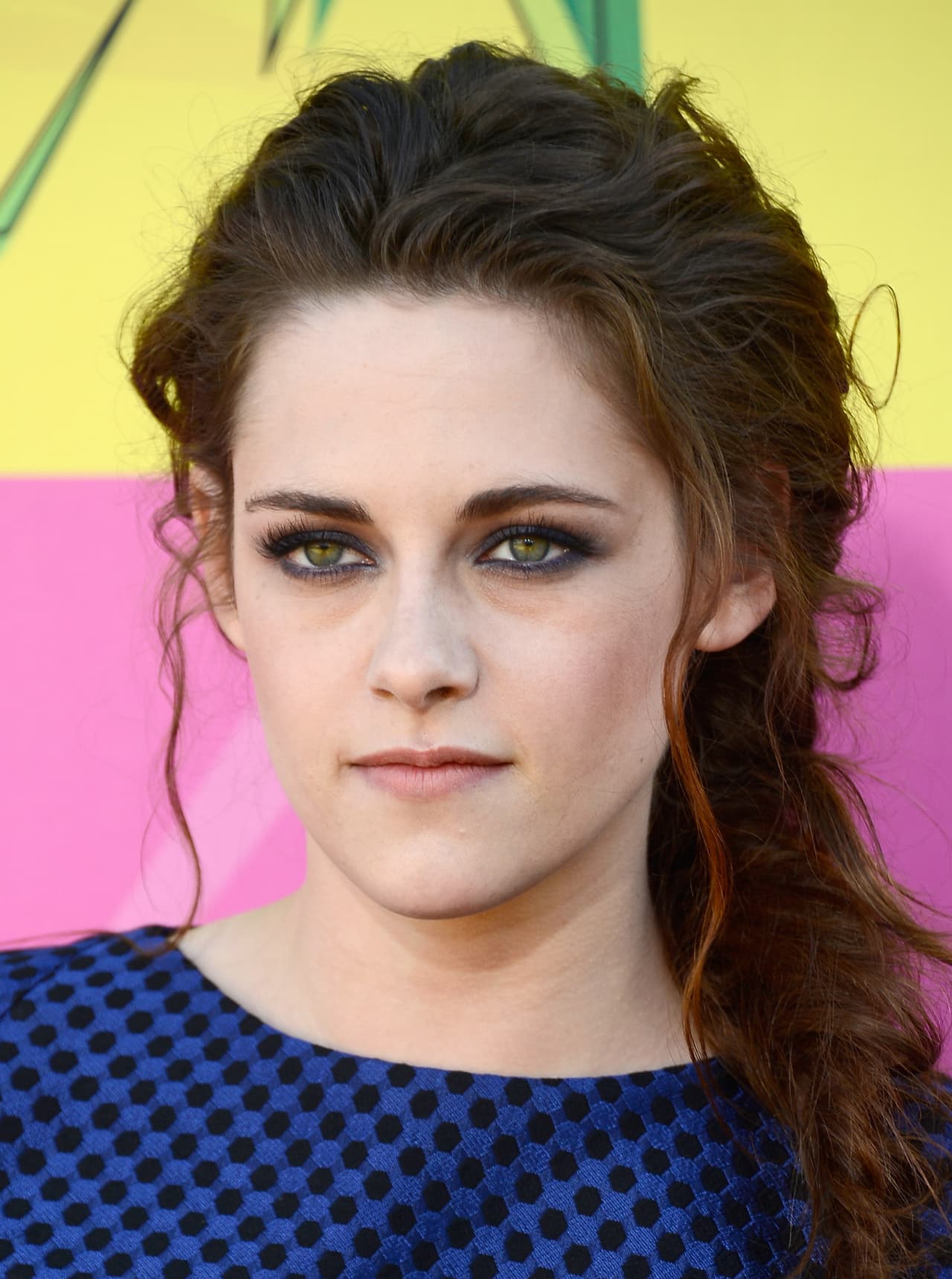 Puedes restirar la parte del frente o mantenerla un poco suelta y dejando tus ondas naturales pero sí asegúrate de que no salgan muchos cabellos y mechones ya que te puedes ver despeinada en vez de effortelssly chic.