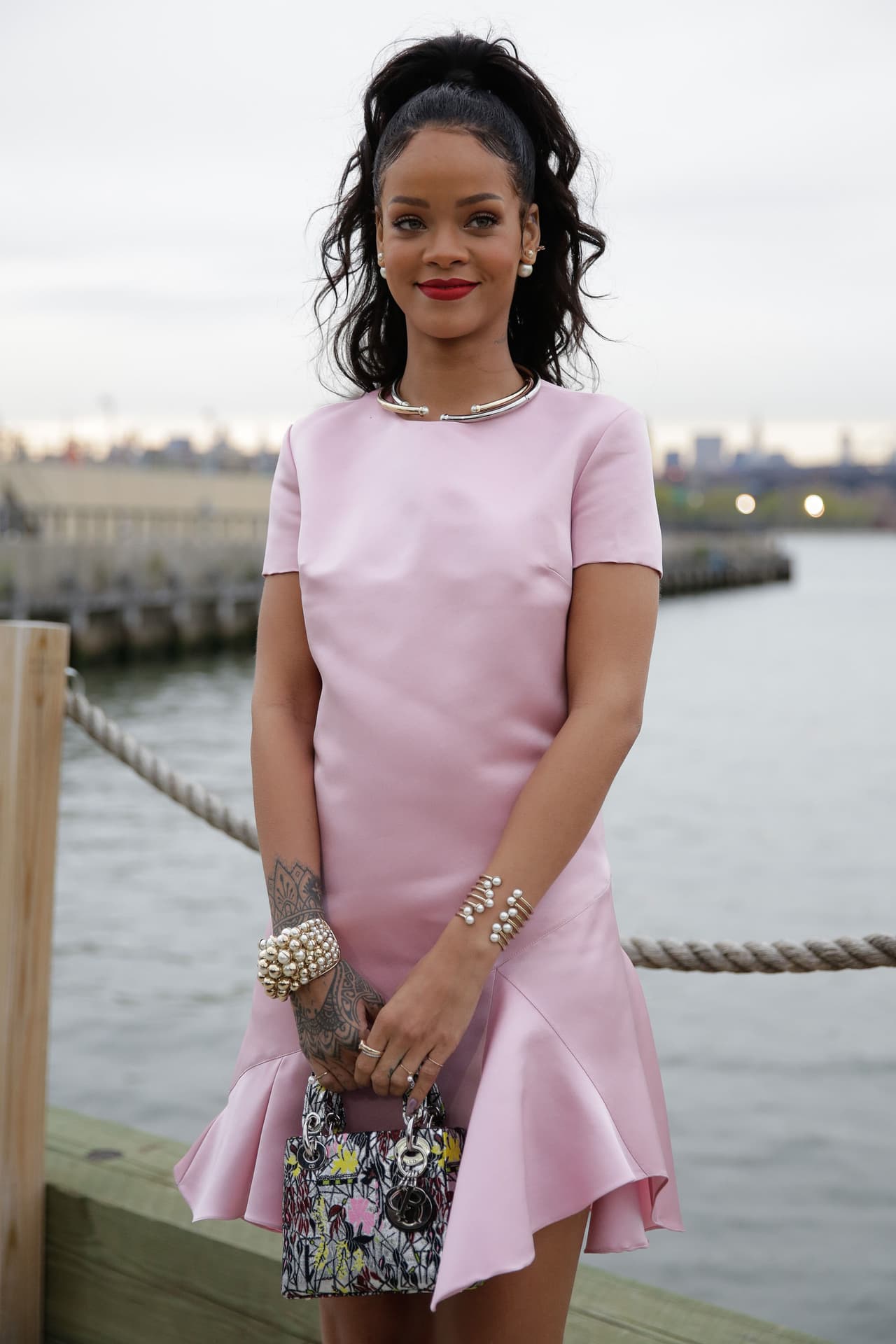 Ahora bien, si tu elección fue una ponytail media un tip para que se vea perfecta y llena de estilo es recogerla a la misma altura o un poco más arriba de la altura de tus ojos.