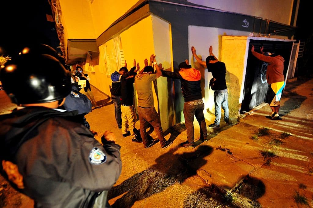 Delincuentes paralizan barrios enteros en Venezuela para celebrar velorios