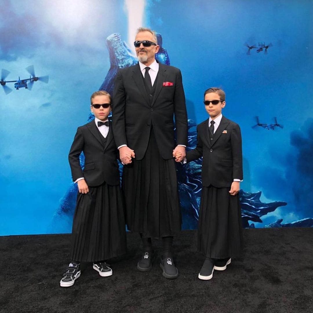 A través de 
<b><a href="https://www.instagram.com/miguelbose/" target="_blank">su perfil en Instagram</a></b>, el juez de 
<b>Pequeños Gigantes </b>compartió una serie de imágenes con sus retoños, junto a las cuales agregó: "Con mis hijos Tadeo y Diego en el estreno mundial de 'Godzilla' en Los Ángeles".